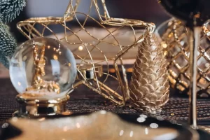 Read more about the article How to use metallic accents for a glamorous Christmas interior design?